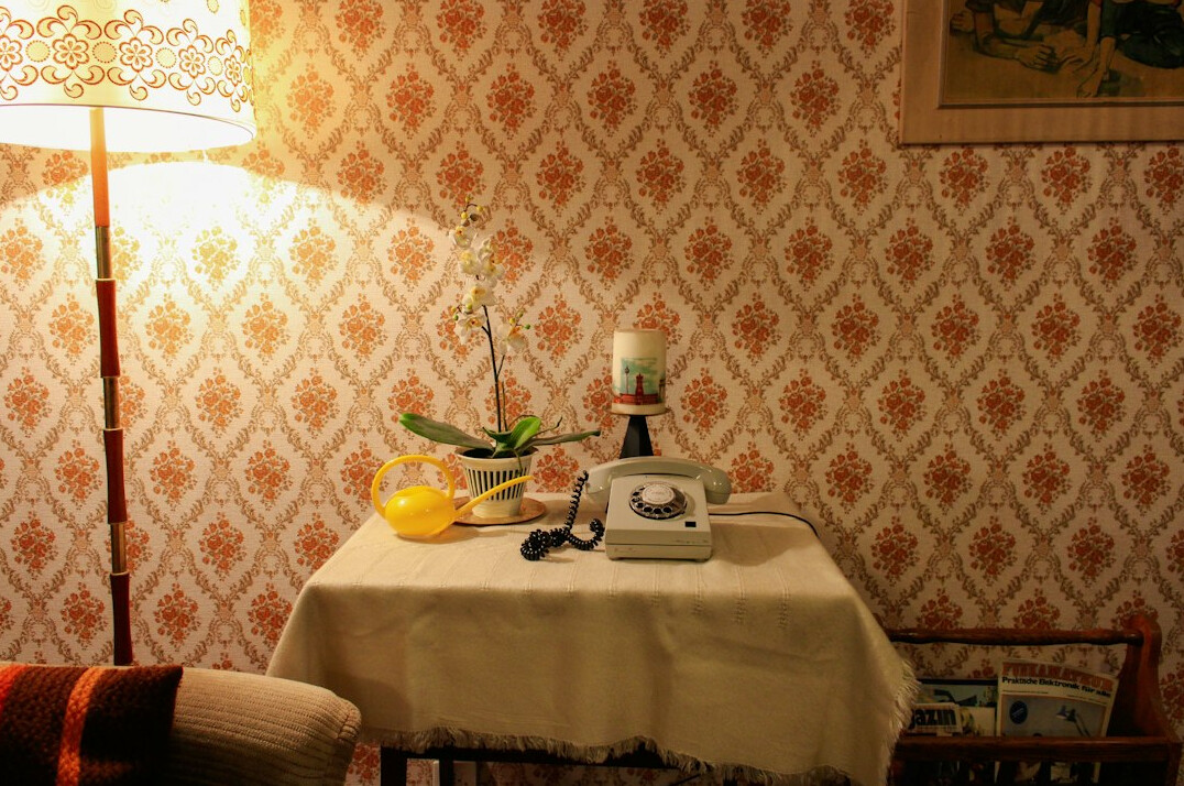 Retro 1990s interior with patterned wallpaper and vintage lamps